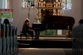 Hie Yon Choi in der Kirche zu Sengwarden